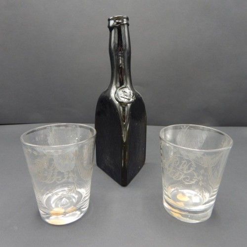 c.1760 Engelse fles met maçonnieke zegel en 2 glazen